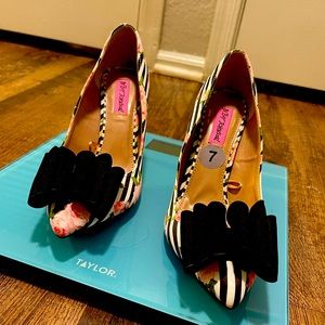 Never worn Betsey Johnson heels 👠 Size 7